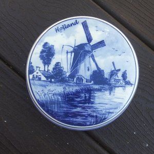 Delfts Holland round blue and white covered trinket box